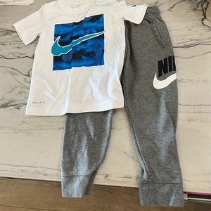 Boys Nike sweats and tee size 4-5